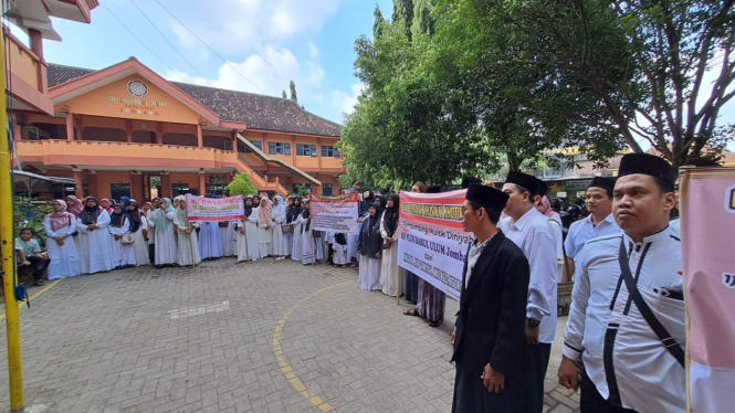 aksi solidaritas yang dilakukan guru diniyah di Jombang.
