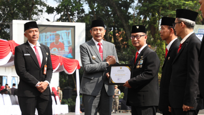 Pemberian penghargaan pencegahan stunting terbaik Kota Malang