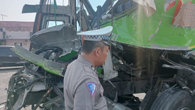 Polisi mengecek bus yang terlibat laka lantas di Jombang
