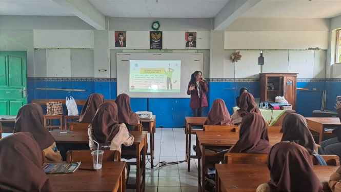 Mahasiswa Binus University Malang saat sosialisasi literasi ke pelajar