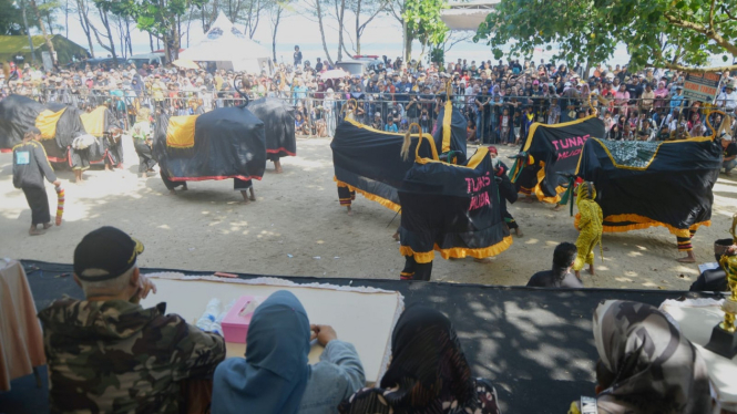 Festival 1000 Bantengan di Pantai Balekambang