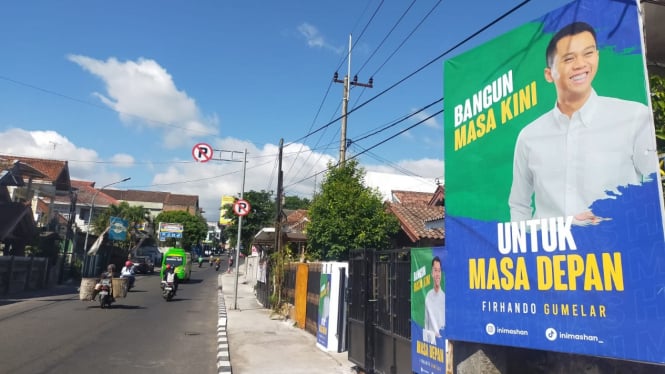 Baliho Ferhando Gumelar di beberapa jalan di Kota Batu.