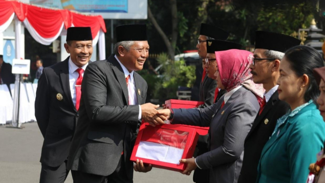 Asmualik bersama Pj Wahyu Hidayat saat Upacara Hari Pancasila