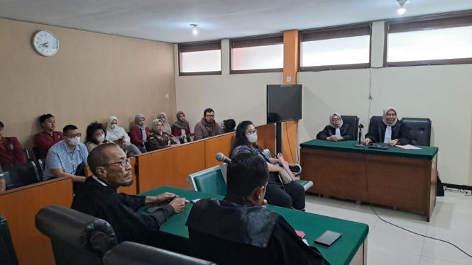 Sidang pencemaran nama baik Hendry dengan terdakwa Gina Gratiana