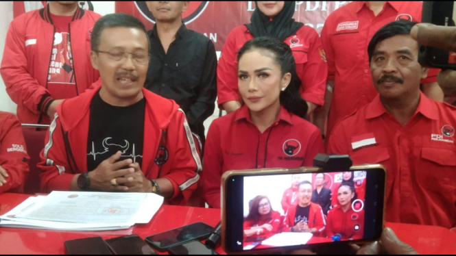 Kris Dayanti (KD) saat mendatangi DPC PDIP Kota Batu.