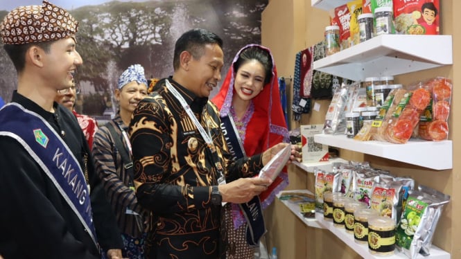 Pj Wali Kota Malang, Wahyu Hidayat kenalkan produk UMKM di ICE Apeksi