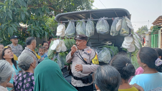 Patroli Kamtibmas di Desa Balongsari dengan berbagi sayuran.