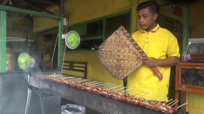 Proses pembuatan sate Tugu Penceng.