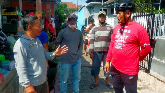 Asmualik menyambangi warga saat gowes