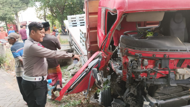 Kendaraan truk kecelakaan di Jombang
