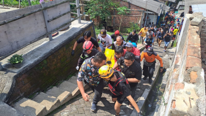 Proses evakuasi jasad di Polehan, Kota Malang