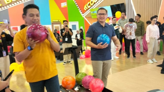 Pj Wali Kota Batu dan Mall Director Lippo Plaza mencoba bowling.