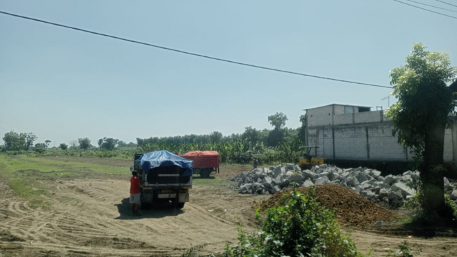 Material bekas jalan nasional dijadikan bahan urukan gudang.