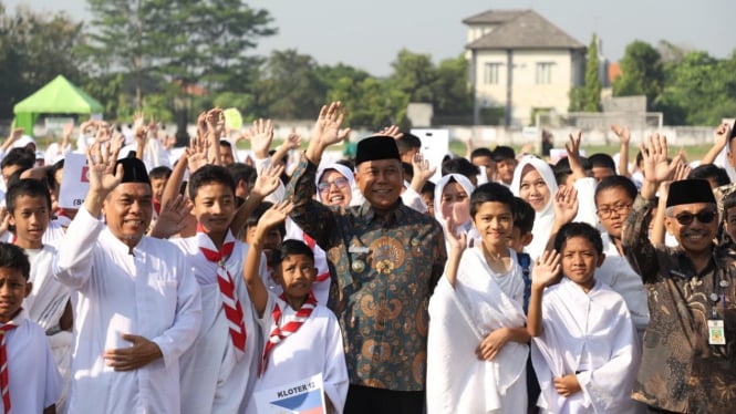Pj Bupati Jombang saat bersama ribuan siswa di manasik haji.