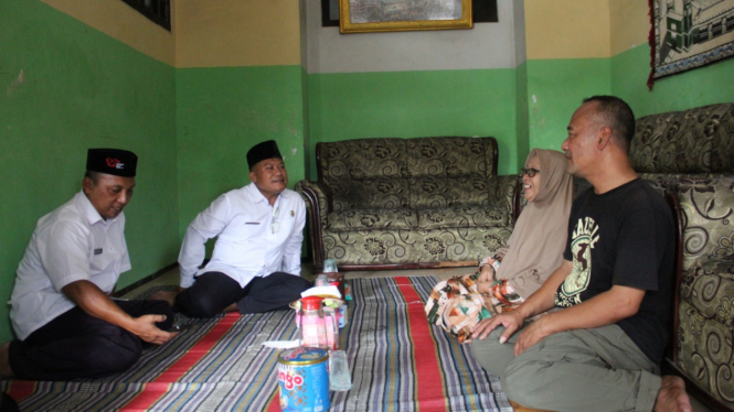 Kepala Kantor Kemenag Jombang, Muhajir saat bertakziah.