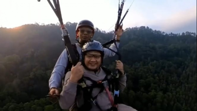 Pj Wali Kota Batu Aries Agung Paewai saat mencoba paragliding.