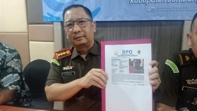 Kajari Jombang menunjukkan DPO kasus korupsi