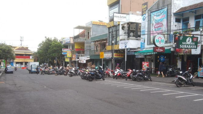 Parkir tepi jalan di Kota Batu