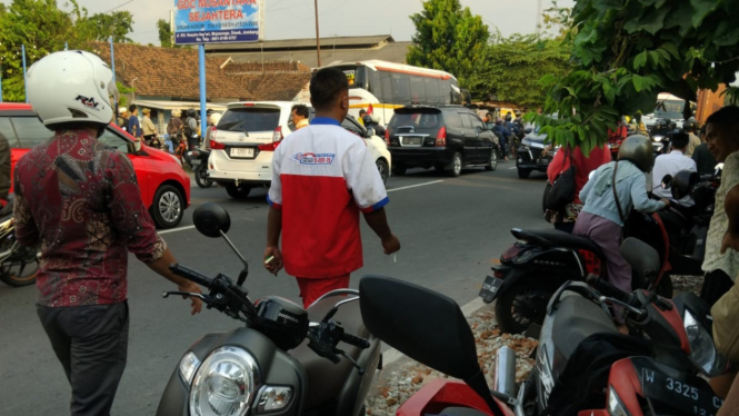 Dua pemuda saat hadang bus