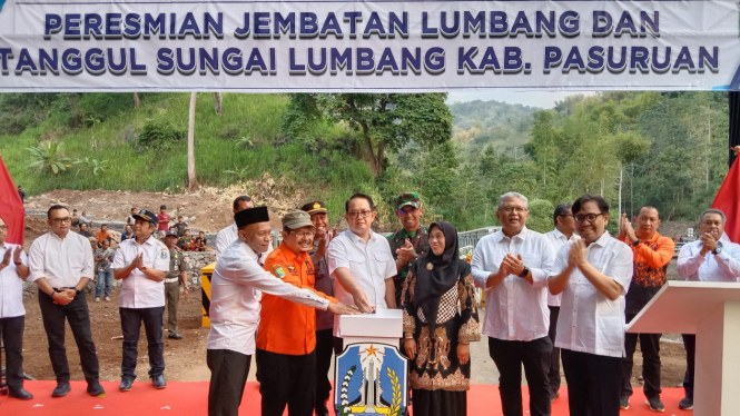 Pj Gubenur Jatim meresmikan jembatan Desa Lumbang