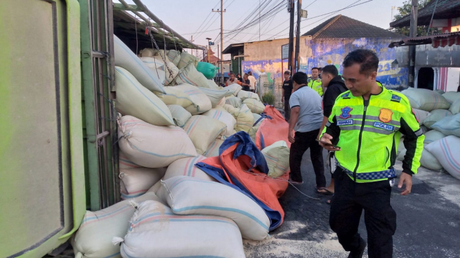 Kendaraan truk yang mengalami laka tunggal.