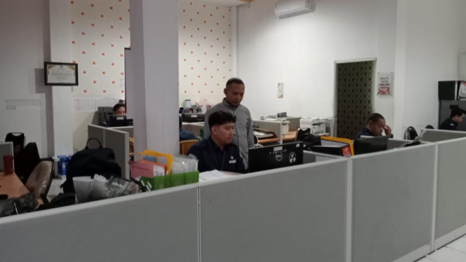 Proses sinkronisasi data pemilih di kantor KPU.