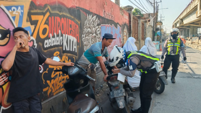 Petugas melakukan penindakan pelanggar lalin