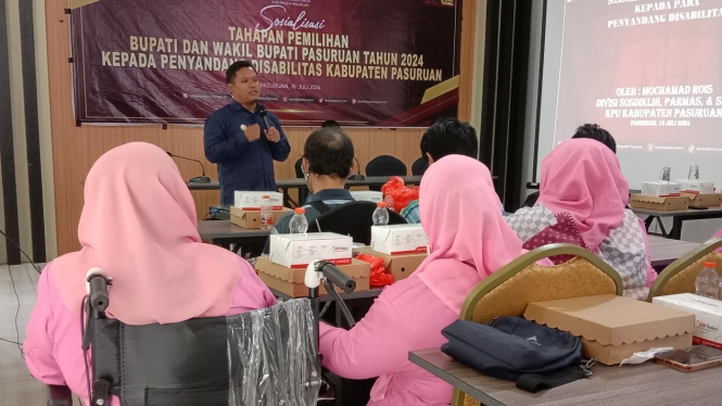 Ketua Divisi Sosdiklih KPU Kab Pasuruan saat sosialisasi