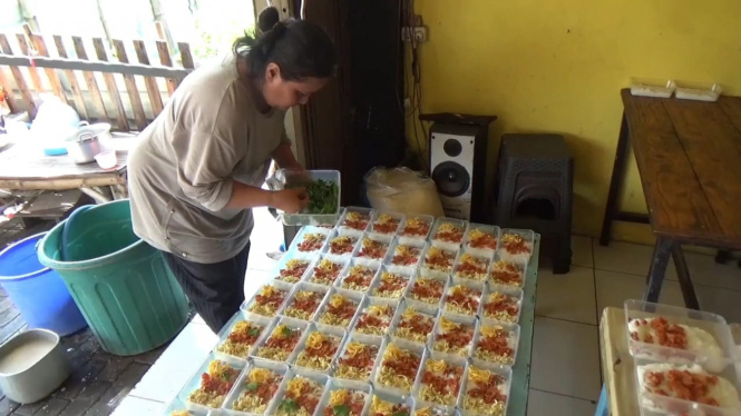 Pembuatan bubur suro di Jombang.