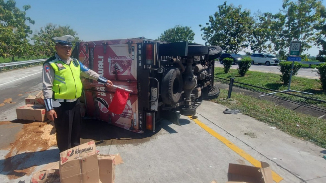 Truk yang mengalami laka tunggal di Tol Jomo.