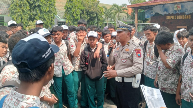 Anggota Satlantas Polres Jombang berikan imbauan ke siswa.