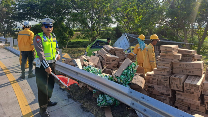 Laka tunggal truk boks bermuatan susu kaleng di Tol Jomo.