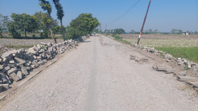 Proyek perbaikan jalan di Bangsri Plandaan, Jombang.