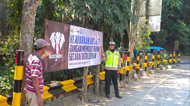 Satlantas Polres Malang pasang spanduk imbauan