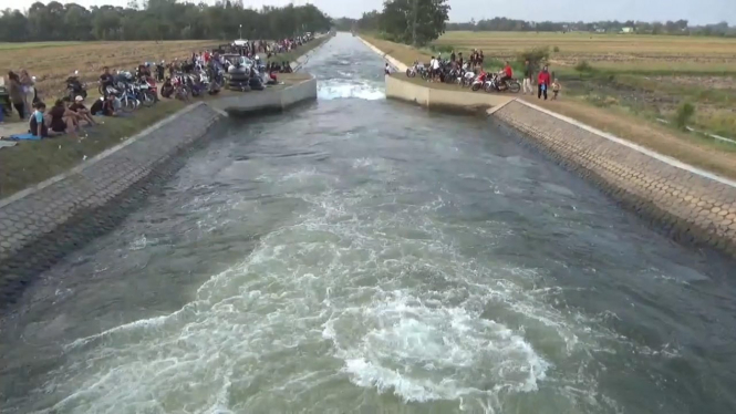 Pintu air atau dam yang lagi hits di Jombang.