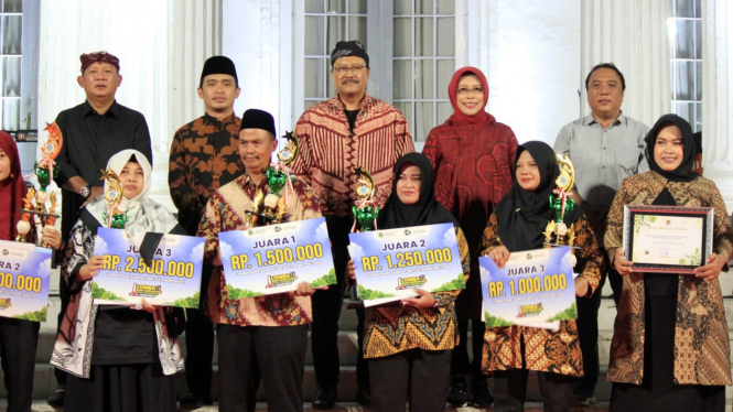 Gus Ipul beri apresiasi pemenang lomba bank sampah.