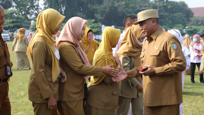 Pj Bupati Jombang Sugiat saat berpamitan pada ASN.