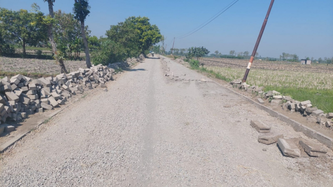 Pelaksanaan pekerjaan paving di ruas Gebangbunder-Bangsri,