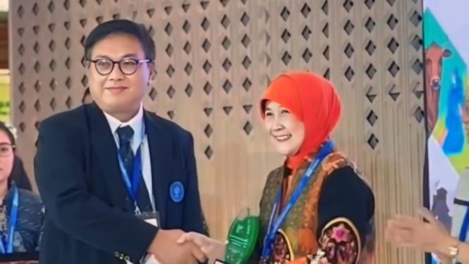 Profesor Indah Prihartini raih penghargaan berkat Probiotik Ternak.