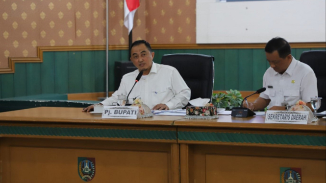 Pj Bupati Jombang Teguh Narutomo saat memimpin rapat