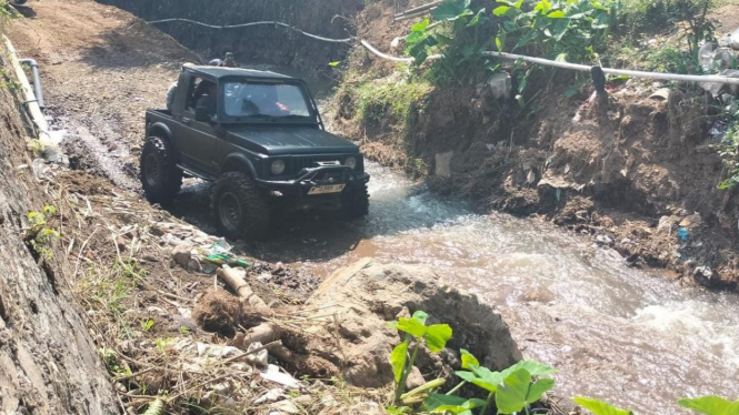 Rute off road melintasi wahana jalur air sungai di Desa Bumiaji.