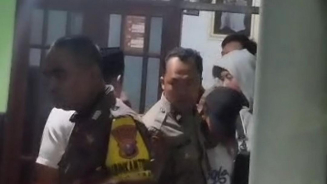 Pelaku saat diamankan polisi.