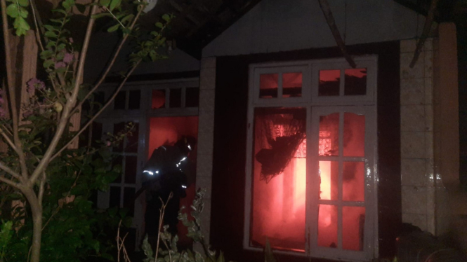 Rumah yang terbakar di Jombang.