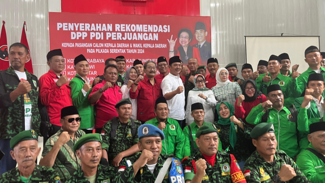 Kader PDIP dan PPP saat antar Murah ke DPD PDIP Jatim