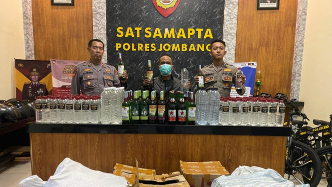 Barang bukti miras saat diamankan polisi.