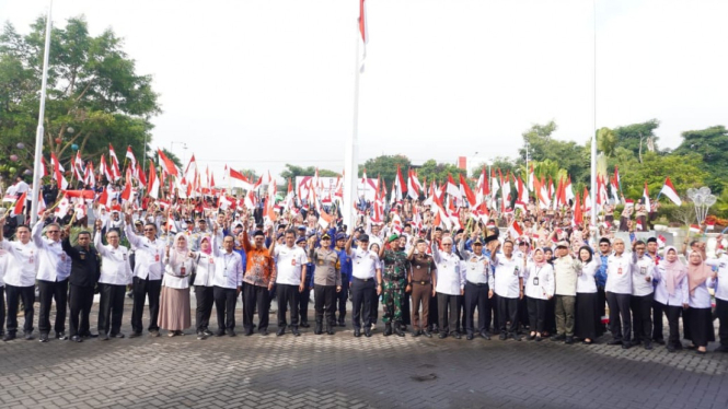 Apel pemasangan bendera merah putih.