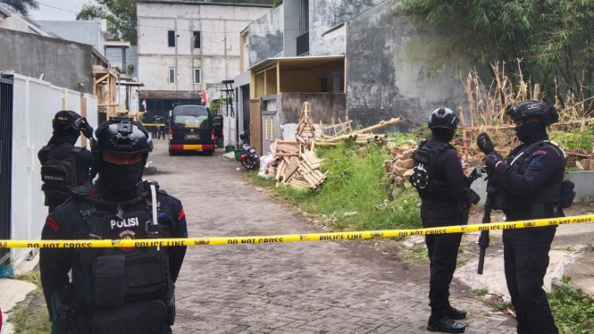 Penggeledahan terduga teroris di Kota Batu.