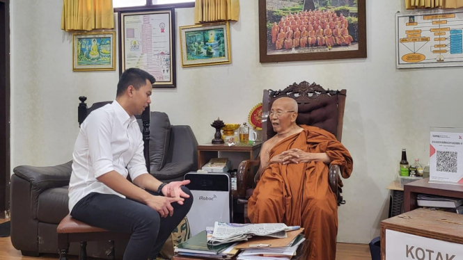 Firhando Gumelar saat menemui Kepala Vihara di Kota Batu