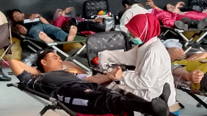 Warga sekitar perusahaan mengikuti donor darah.