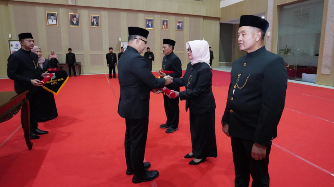 Pj Wali Kota Batu Aries Agung Paewai memimpin mutasi jabatan.